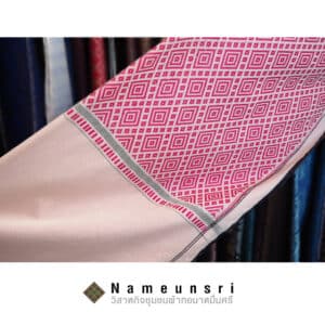 ผ้าทอลายดาวล้อมเดือน สีแดงขาว ตรา นาหมื่นศรี