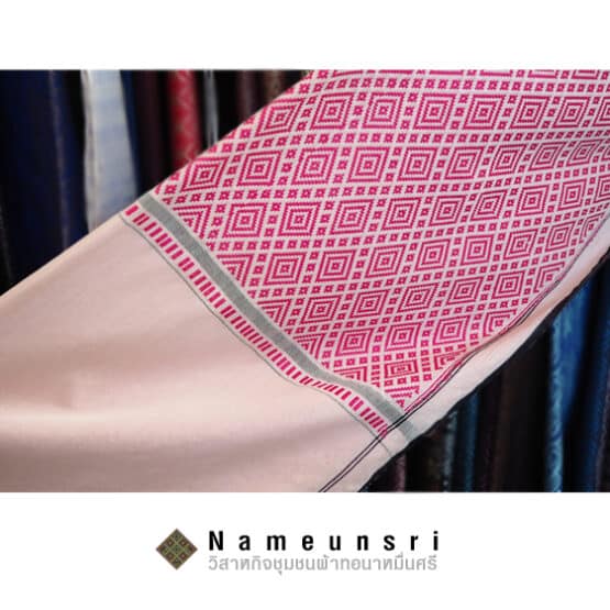 ผ้าทอลายดาวล้อมเดือน สีแดงขาว ตรา นาหมื่นศรี