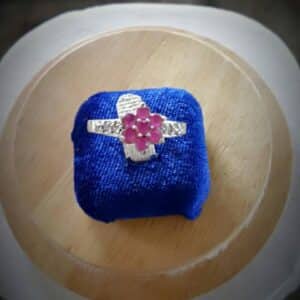แหวนพลอยล้อม