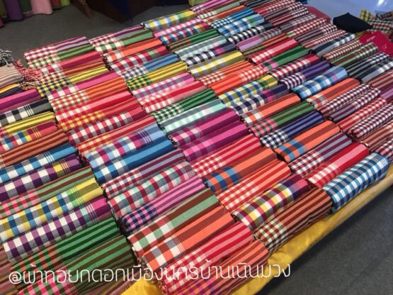 ผ้าทอยกดอก ลายสก๊อต เมืองนครศรีธรรมราช @ กลุ่มทอผ้าบ้านเนินมวง - Image 2