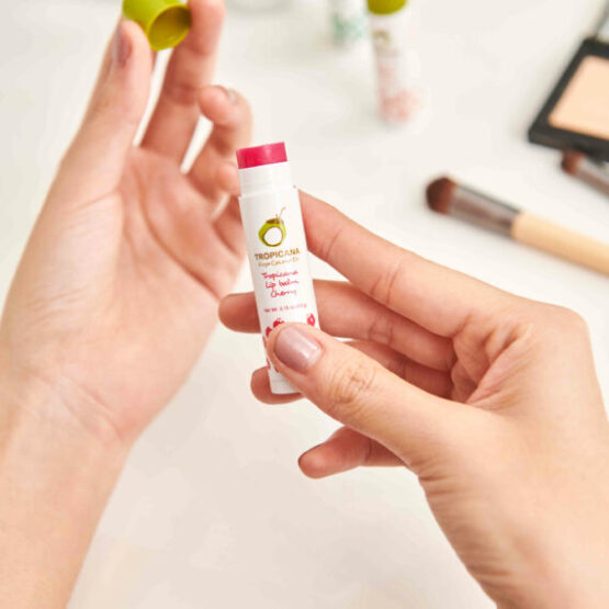 ลิปบาล์มบำรุงริมฝีปากน้ำมันมะพร้าวแบบแท่ง สูตร NON PRESERVATIVE กลิ่น CHERRY ขนาด 4.5 กรัม ตรา Tropicana (ทรอปิคานา) - Image 2